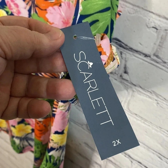 Scarlett Plus Hawaiian Print Floral Knit Crisscross Skeeved Blouse - Picture 5 of 10